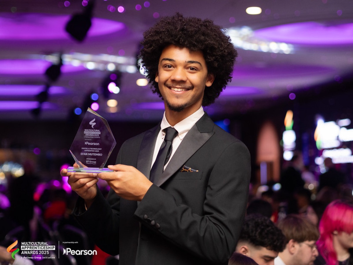 Efan Mutembo receiving the Digital and Technology Apprentice 2025 award